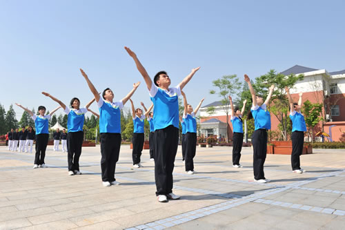 上海滬工閥門廠(集團(tuán))有限公司青年員工-華亭鎮(zhèn)2012年體育健身“月月賽”第九套廣播體操選拔賽比賽現(xiàn)場圖片