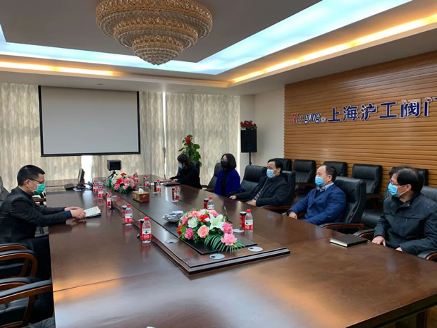 嘉定區(qū)人大常委會副主任王其明走訪調(diào)研上海滬工閥門廠(圖1)